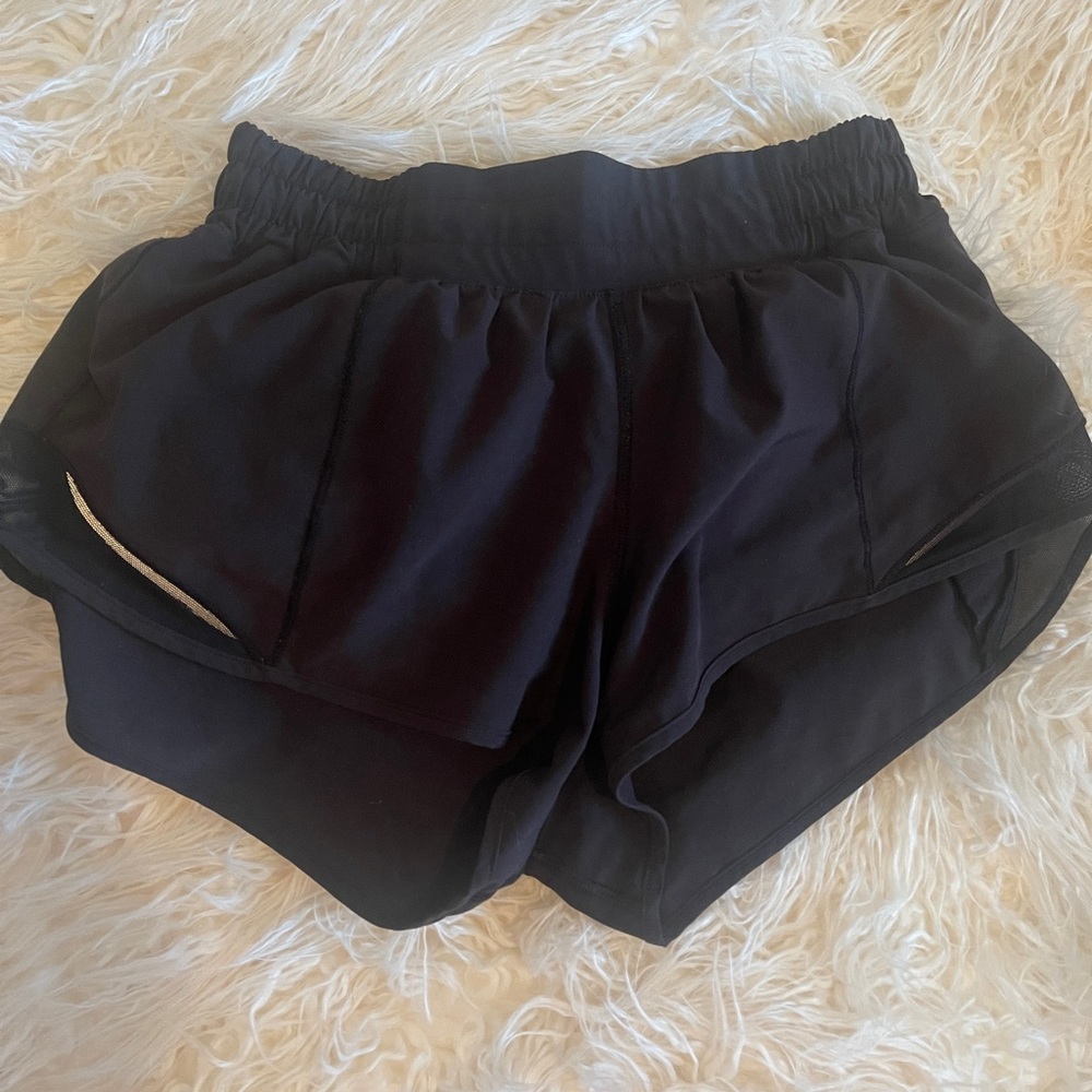 Lululemon 2.5” hotty hot black